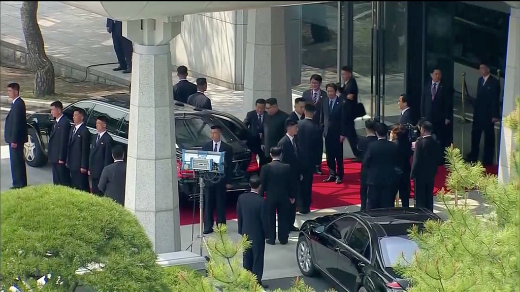 Dàn cận vệ đông đảo của ông Kim Jong Un tại bữa trưa